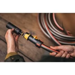 Fiskars Tuinspuit -Winkel Voor Plantenzaden En Meststoffen tuinspuit fiskars 1621325070 4 600